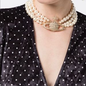 New Season 
Vivienne Westwood
THREE ROW PEARL BAS RELIEF CHOKER
